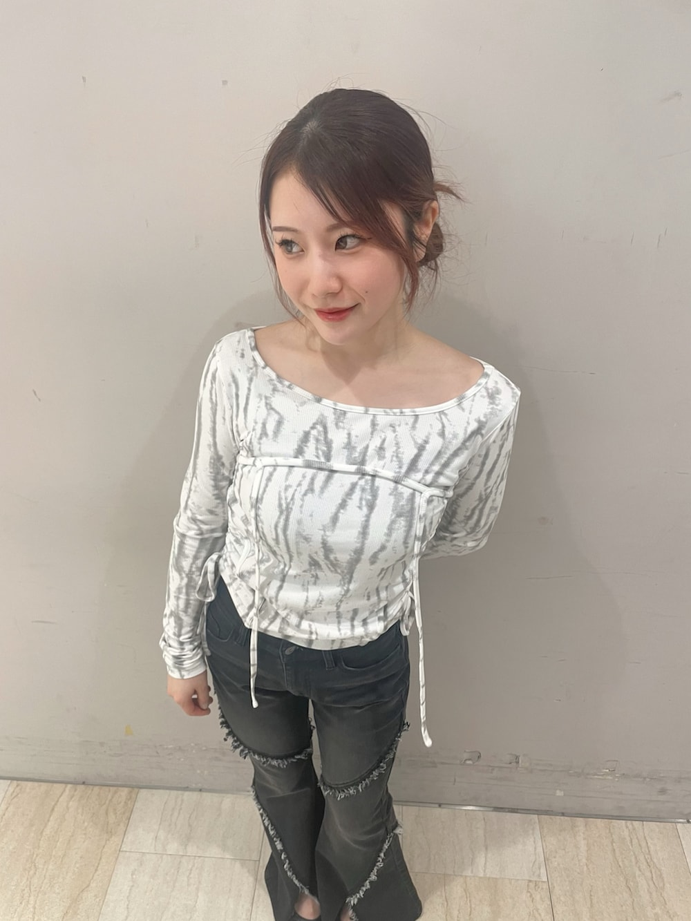 グレー系のテーラードジャケット、ホワイト系のTシャツ/カットソー、レッド系のハンドバッグを着用したレディースの春コーディネートの4枚目の写真