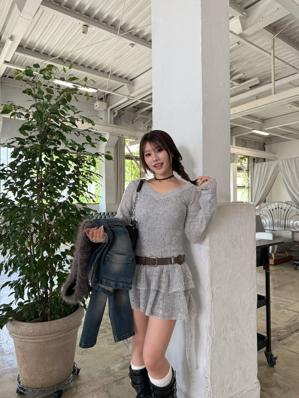 グレー系のワンピース、ブルー系のデニムジャケットを着用したレディースの秋コーディネートの3枚目の写真