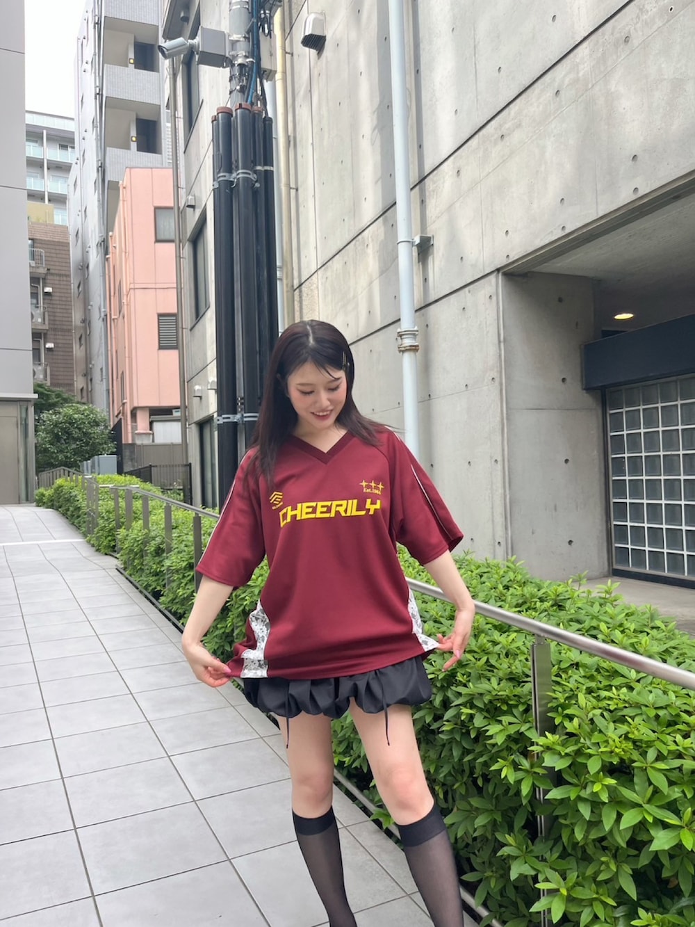 「赤、レッド、レッドコーデ、レッド×ブラック、バルーン、バルーンスカート、バルーンシルエット、ミュール、ミュールパンプス、骨格ストレート、骨格ストレートコーデ、レース、バレエコア、ブロケットコア」｜「SPIRALGIRLのレースドッキングゲーミングTシャツ（Tシャツ/カットソー、レッド系）」を使った、kaoriさん（レディース・156cm）の春コーディネートの2枚目の写真