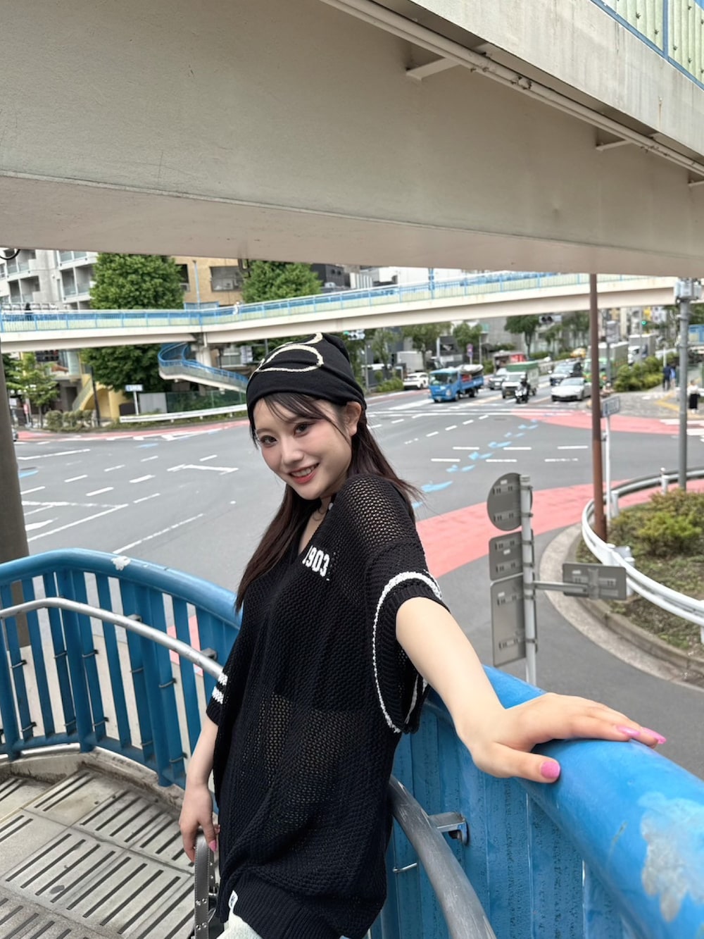 「アメカジ、モノトーン、デニム、デニムパンツ、ハーフパンツ、ハーフパンツコーデ、ハーフデニム、ハーフデニムパンツ、ポロニット、ポロニットコーデ、メンズライク、メンズライクコーデ、メンズライク女子、骨格ストレート」｜「BACK TO THE FIELDの【MLB】バックロゴメッシュポロジャガードニット（ニット/セーター、ブラック系）」を使った、kaoriさん（レディース・156cm）の夏コーディネートの3枚目の写真