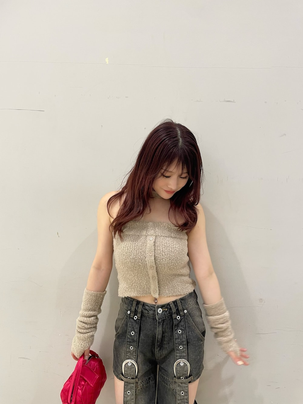 ベージュ系のニット/セーター、ブラック系のデニムパンツ、ブラック系のパンプスを着用したレディースの夏コーディネートの3枚目の写真