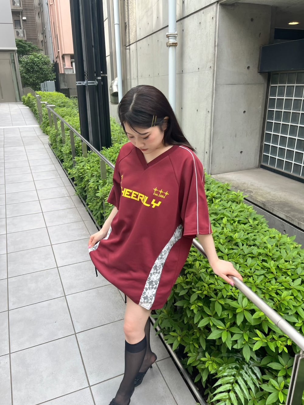 「赤、レッド、レッドコーデ、レッド×ブラック、バルーン、バルーンスカート、バルーンシルエット、ミュール、ミュールパンプス、骨格ストレート、骨格ストレートコーデ、レース、バレエコア、ブロケットコア」｜「SPIRALGIRLのレースドッキングゲーミングTシャツ（Tシャツ/カットソー、レッド系）」を使った、kaoriさん（レディース・156cm）の春コーディネートの3枚目の写真