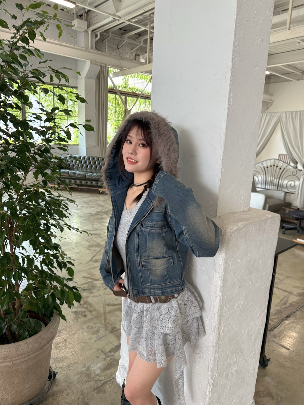 グレー系のワンピース、ブルー系のデニムジャケットを着用したレディースの秋コーディネートの5枚目の写真