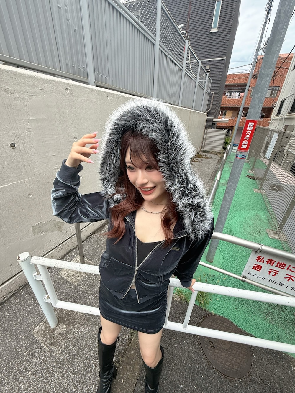 ブルー系のスカート、ブルー系のパーカー、ブラック系のブーツを着用したレディースの秋コーディネートの3枚目の写真