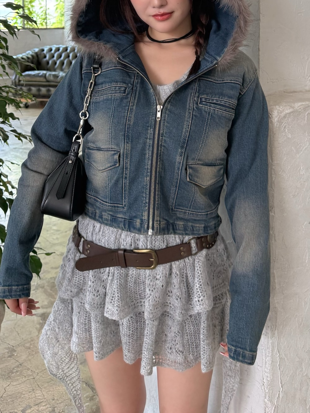 グレー系のワンピース、ブルー系のデニムジャケットを着用したレディースの秋コーディネートの6枚目の写真