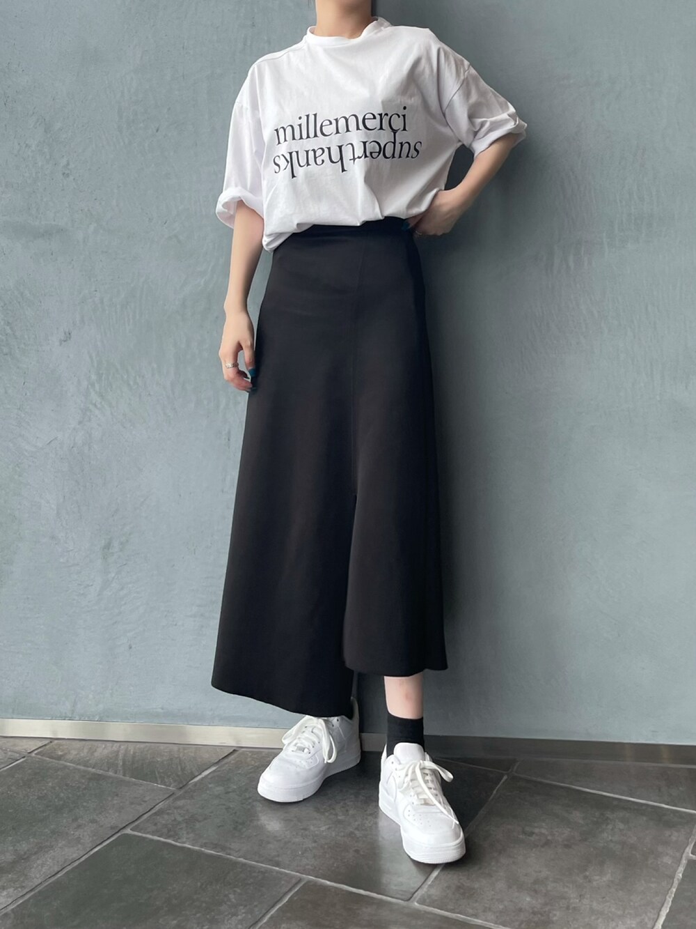 ホワイト系のTシャツ/カットソー、ブラック系のスカートを着用したレディースの夏コーディネートの5枚目の写真