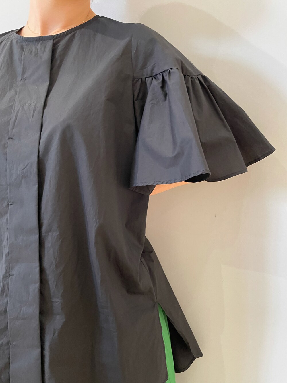 ブラック系のシャツ/ブラウス、グリーン系のスカート、ブラック系のブーツを着用したレディースの夏コーディネートの4枚目の写真