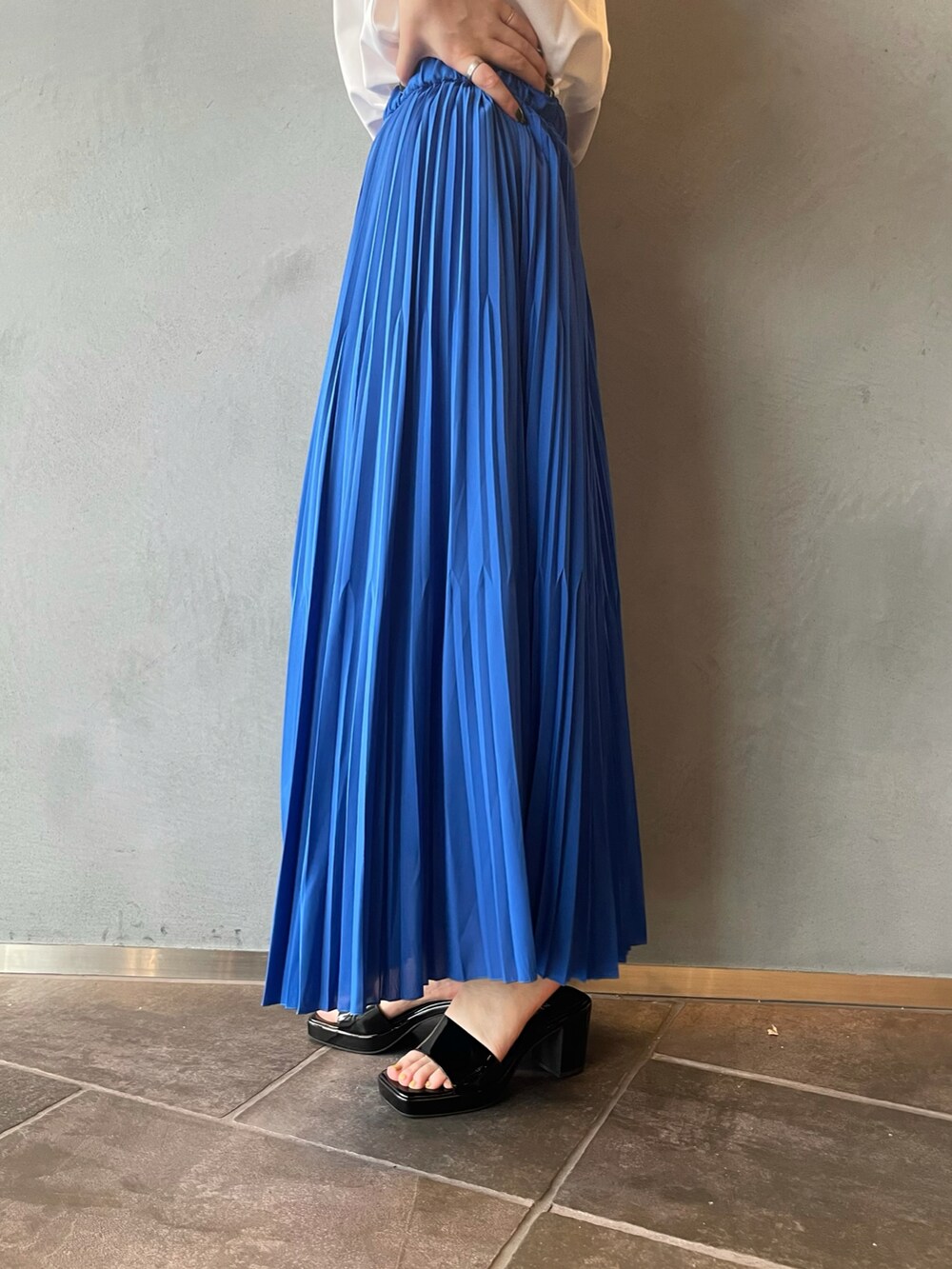 ブルー系のスカート、ブラック系のTシャツ/カットソーを着用したレディースの夏コーディネートの4枚目の写真