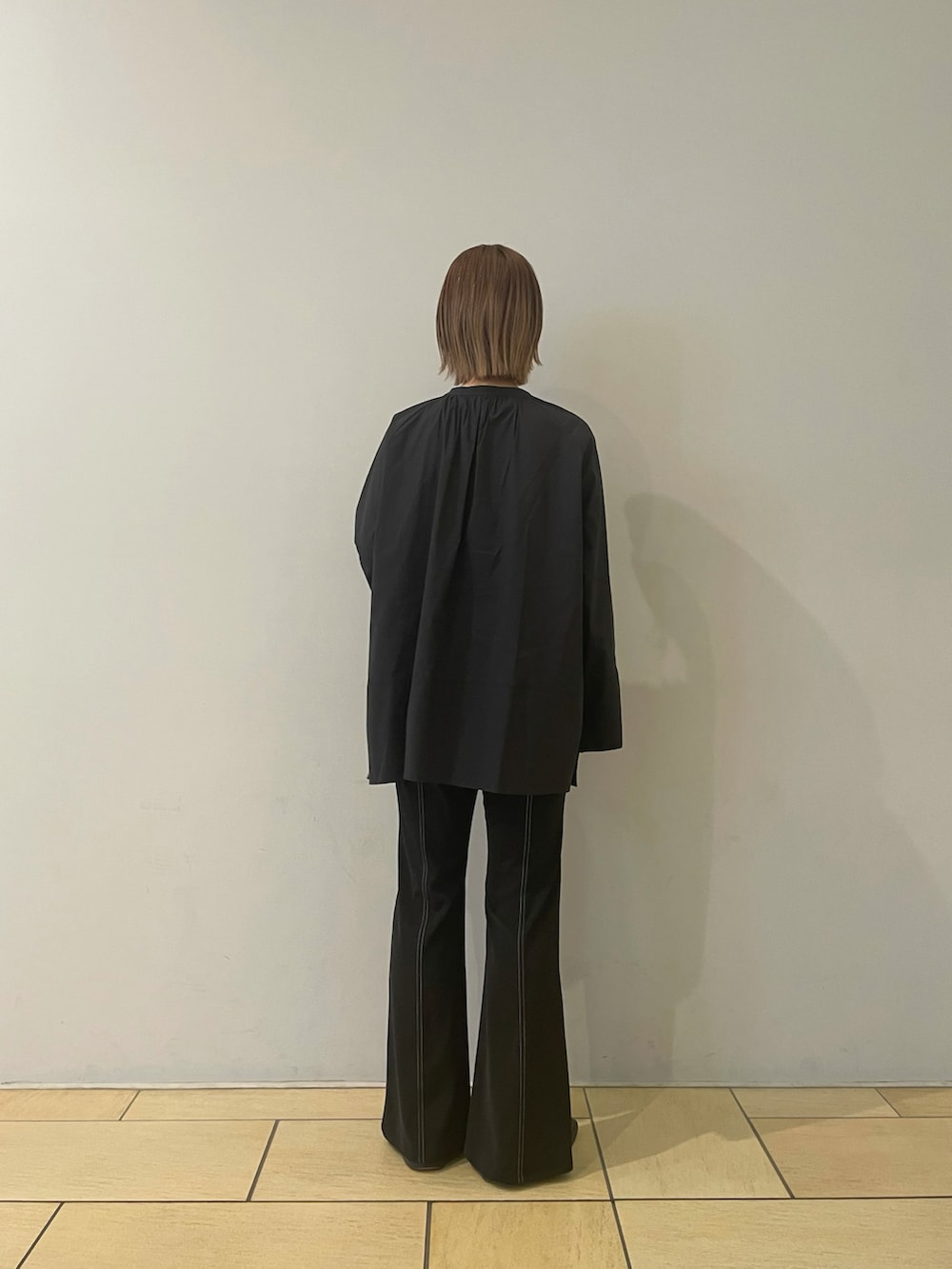 ホワイト系のシャツ/ブラウス、ブラック系のその他パンツ、ブラック系のパンプスを着用したレディースの春コーディネートの3枚目の写真