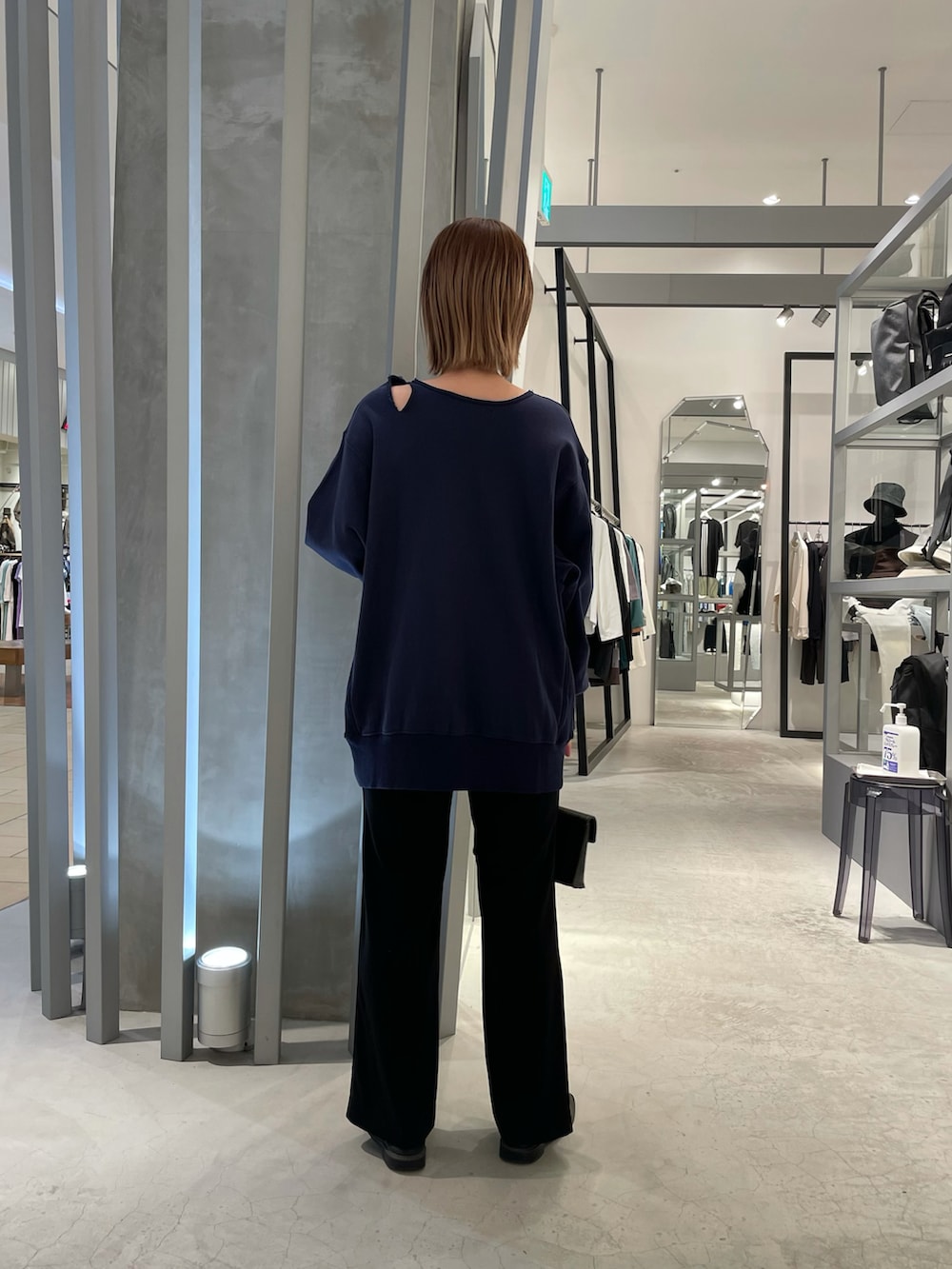 ブルー系のTシャツ/カットソー、ブラック系のスラックス、ブラック系のパンプスを着用したレディースの春コーディネートの3枚目の写真