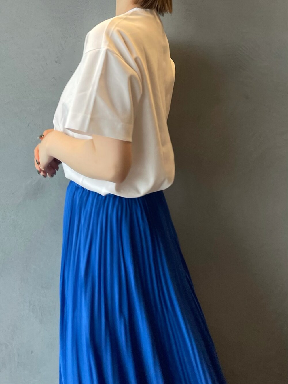 ブルー系のスカート、ホワイト系のTシャツ/カットソーを着用したレディースの夏コーディネートの3枚目の写真