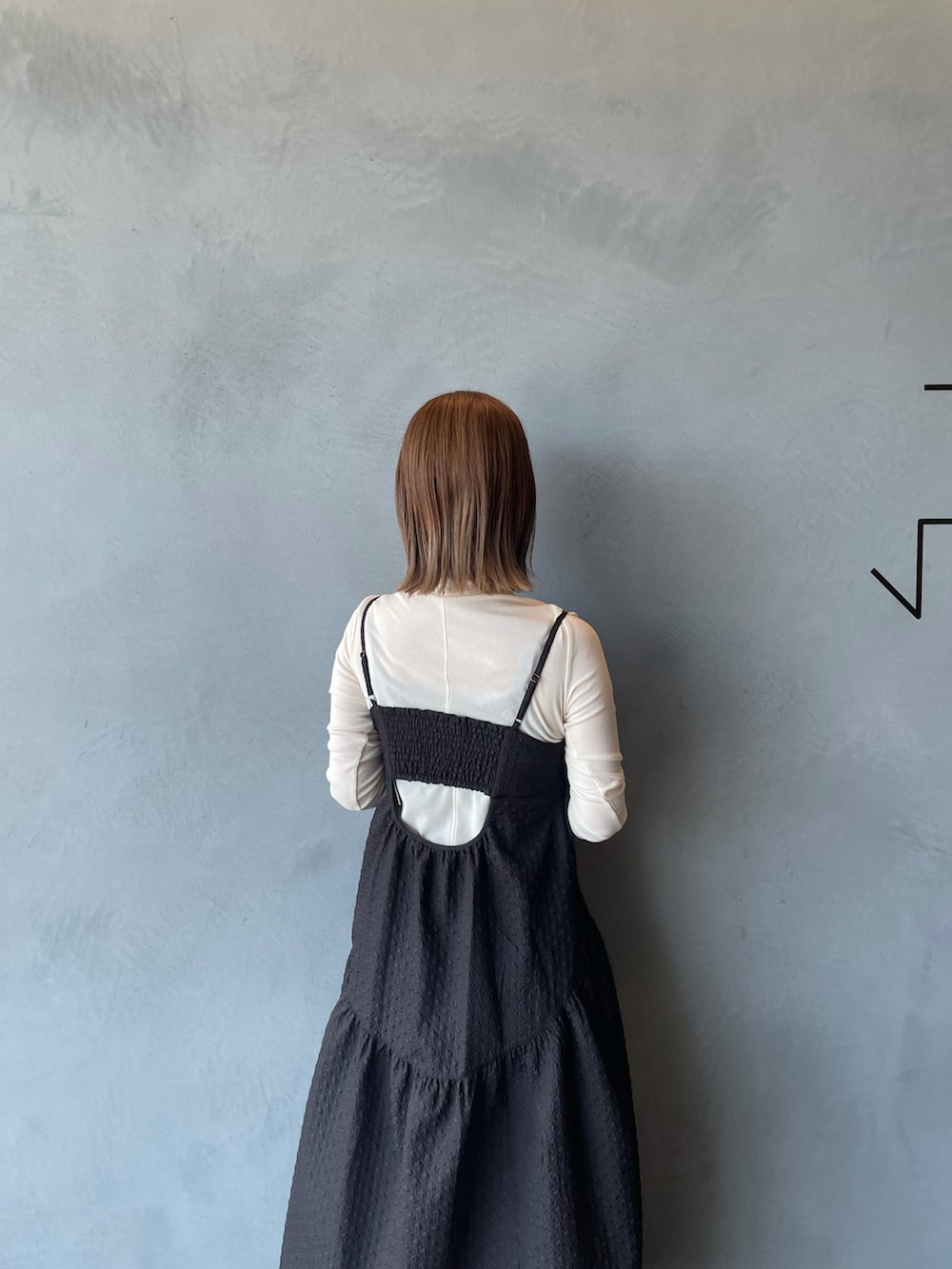 ブラック系のワンピース、ホワイト系のTシャツ/カットソーを着用したレディースの秋コーディネートの4枚目の写真