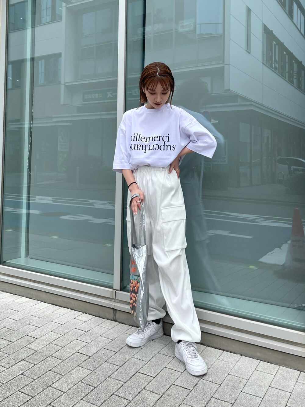 ホワイト系のTシャツ/カットソー、ホワイト系のカーゴパンツを着用したレディースの春コーディネートの2枚目の写真