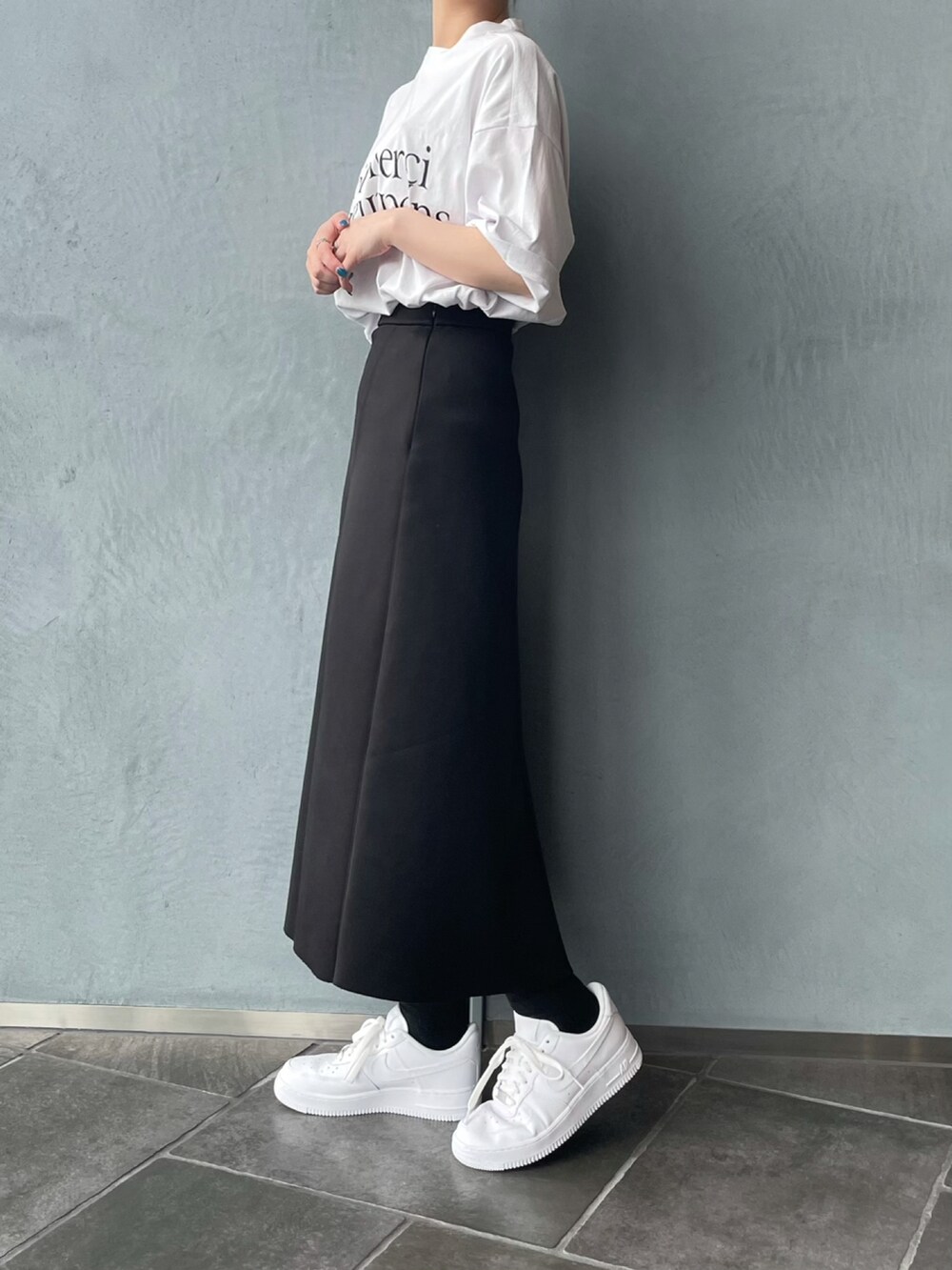 ホワイト系のTシャツ/カットソー、ブラック系のスカートを着用したレディースの夏コーディネートの4枚目の写真