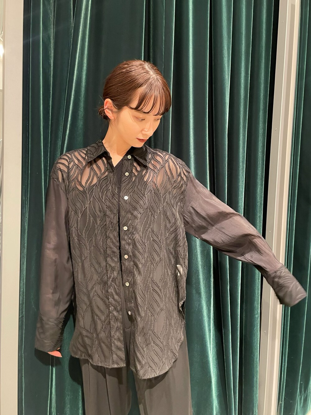 ブラック系のシャツ/ブラウス、ブラック系のその他パンツを着用したレディースの春コーディネートの5枚目の写真