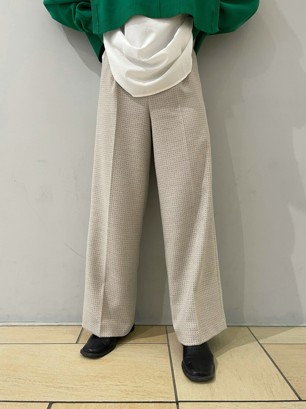 ブラック系のパンプス、グリーン系のTシャツ/カットソーを着用したレディースの春コーディネートの4枚目の写真