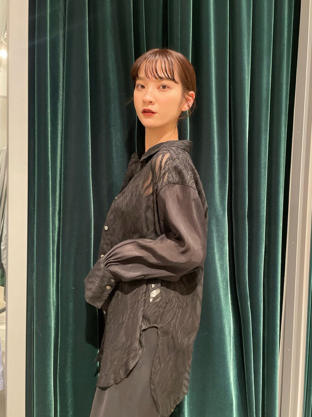 ブラック系のシャツ/ブラウス、ブラック系のその他パンツを着用したレディースの春コーディネートの3枚目の写真