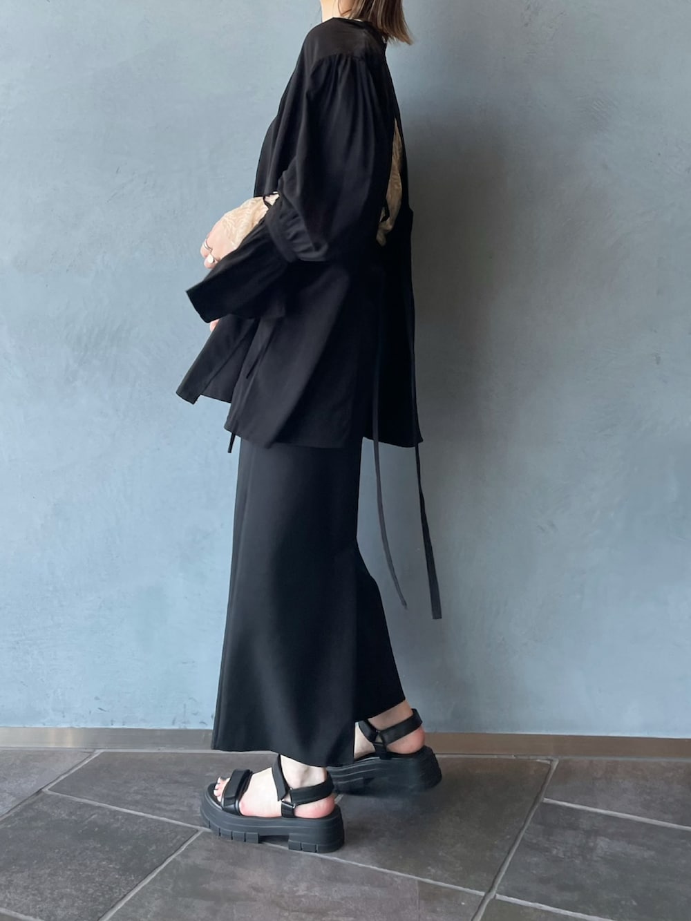 ブラック系のシャツ/ブラウス、ブラック系のスカート、ベージュ系のTシャツ/カットソーを着用したレディースの夏コーディネートの3枚目の写真