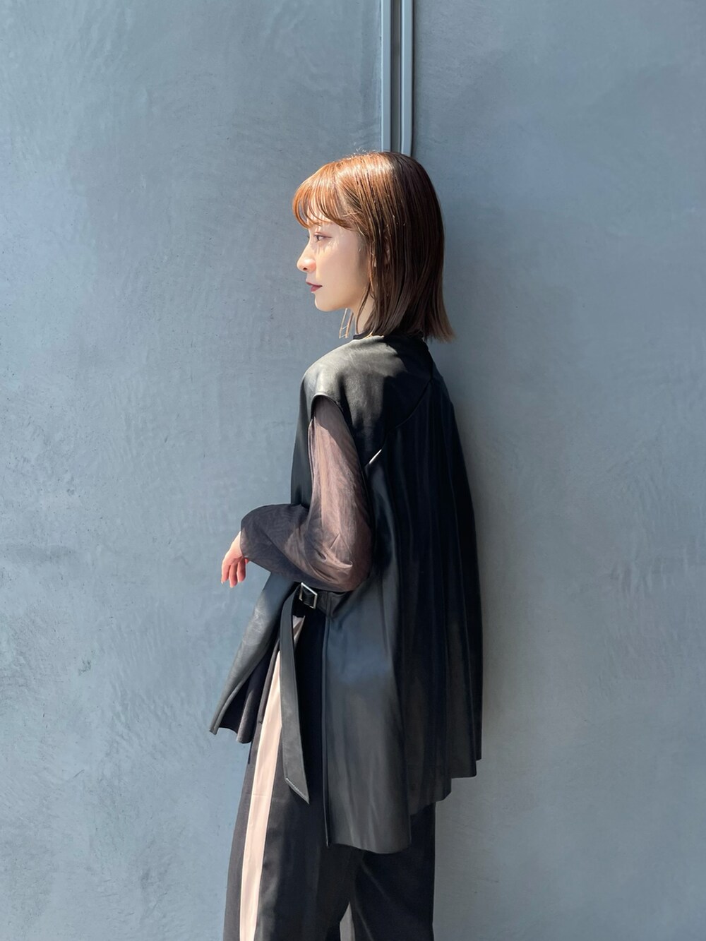 ブラック系のベスト、ブラウン系のTシャツ/カットソー、ブラック系のその他パンツを着用したレディースの夏コーディネートの2枚目の写真