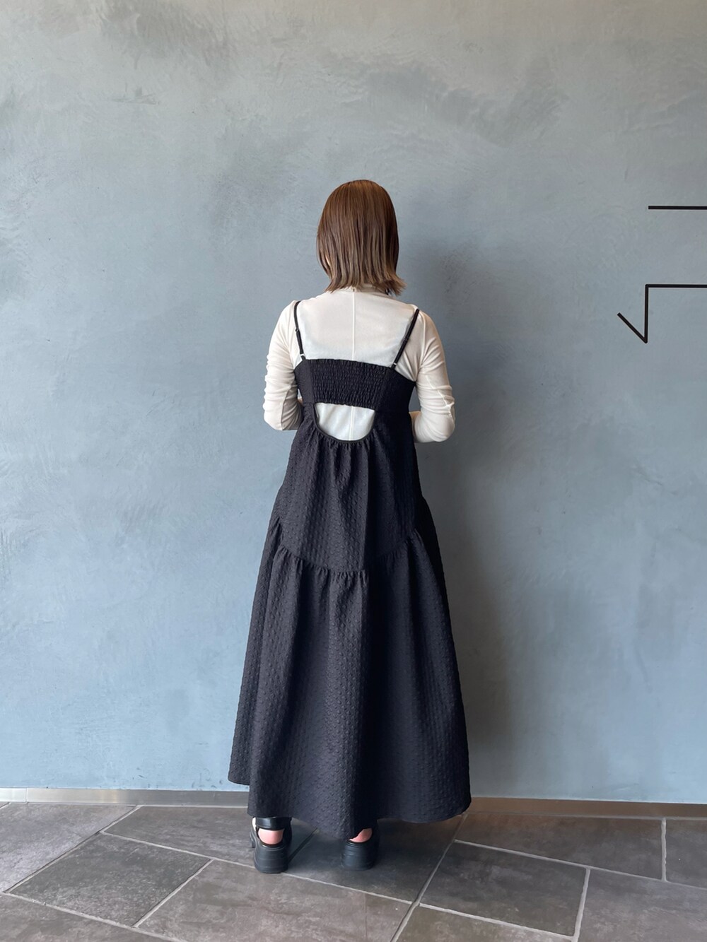 ブラック系のワンピース、ホワイト系のTシャツ/カットソーを着用したレディースの秋コーディネートの3枚目の写真