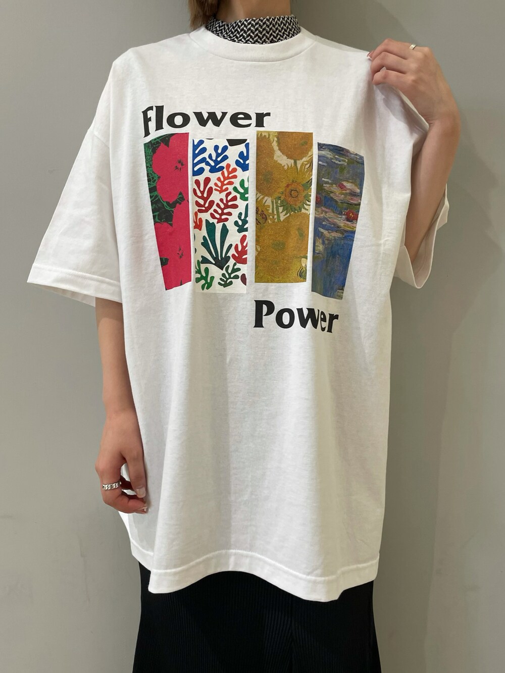 ホワイト系のTシャツ/カットソー、ブラック系のスカート、ブラック系のパンプスを着用したレディースの春コーディネートの3枚目の写真