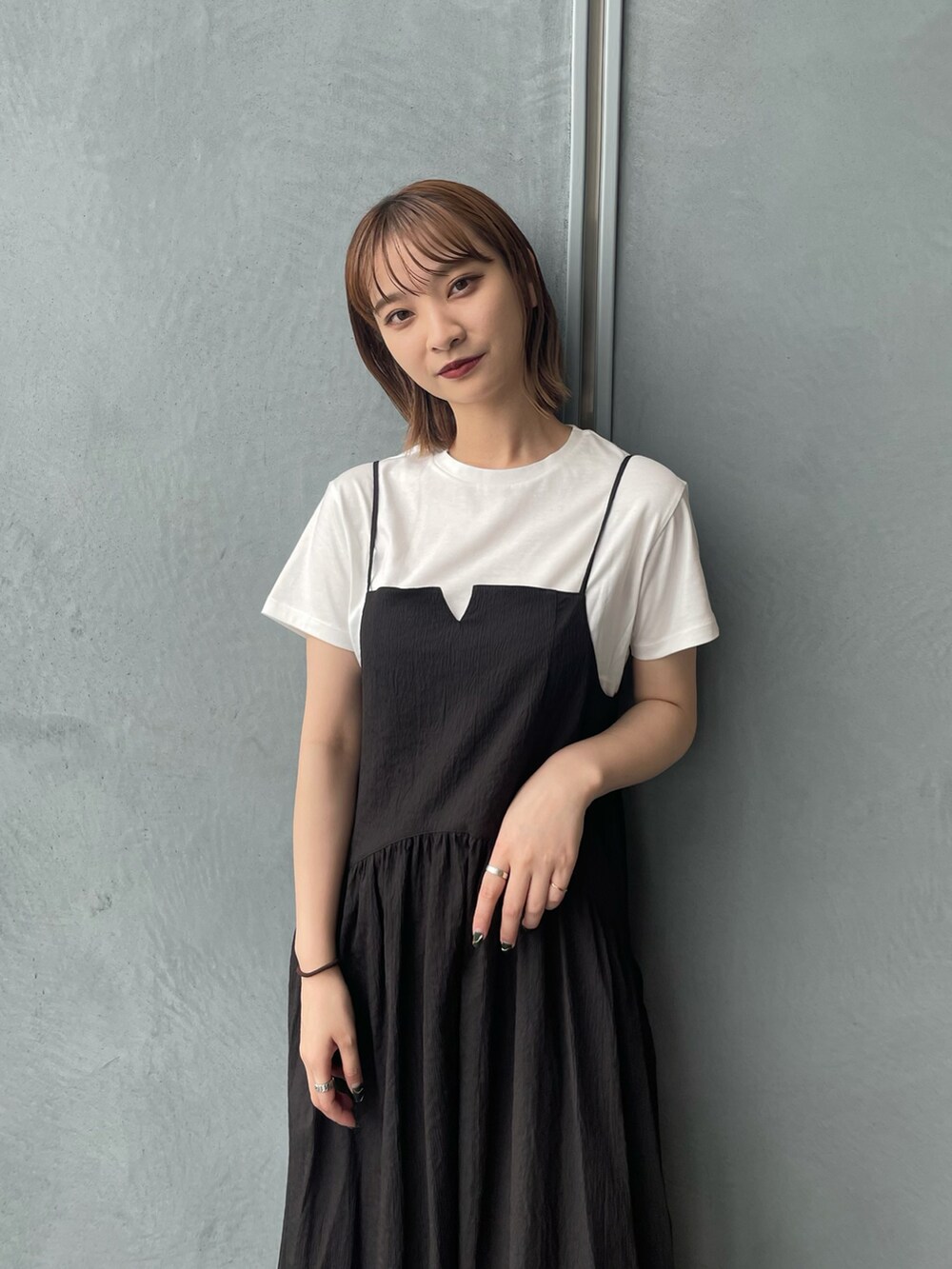 ブラック系のワンピースを着用したレディースの夏コーディネートの3枚目の写真