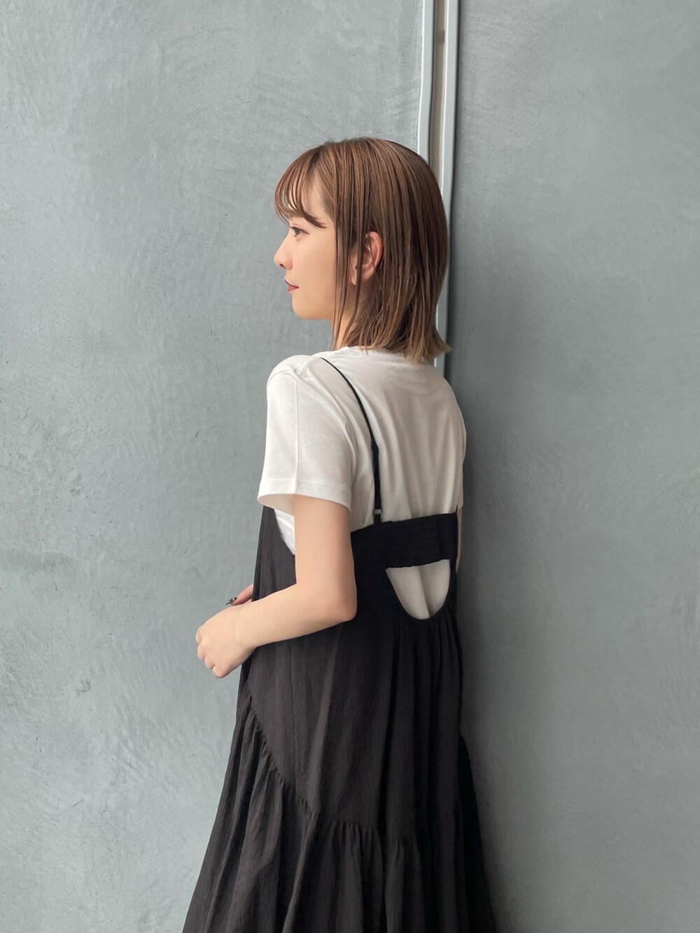 ブラック系のワンピースを着用したレディースの夏コーディネートの4枚目の写真