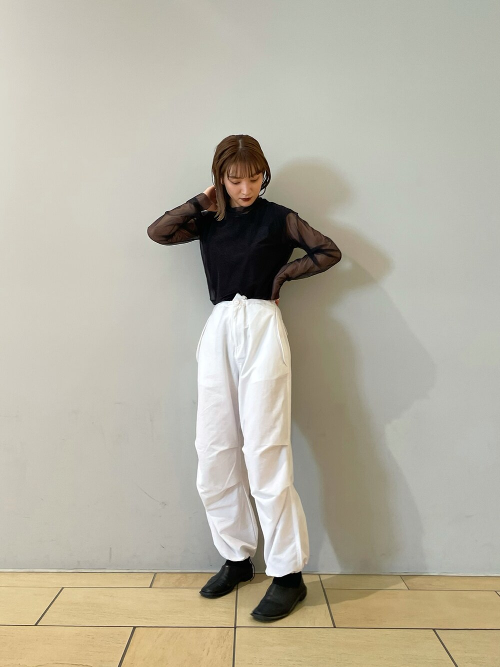 ホワイト系のパンツ、ブラウン系のTシャツ/カットソーを着用したレディースの夏コーディネートの3枚目の写真