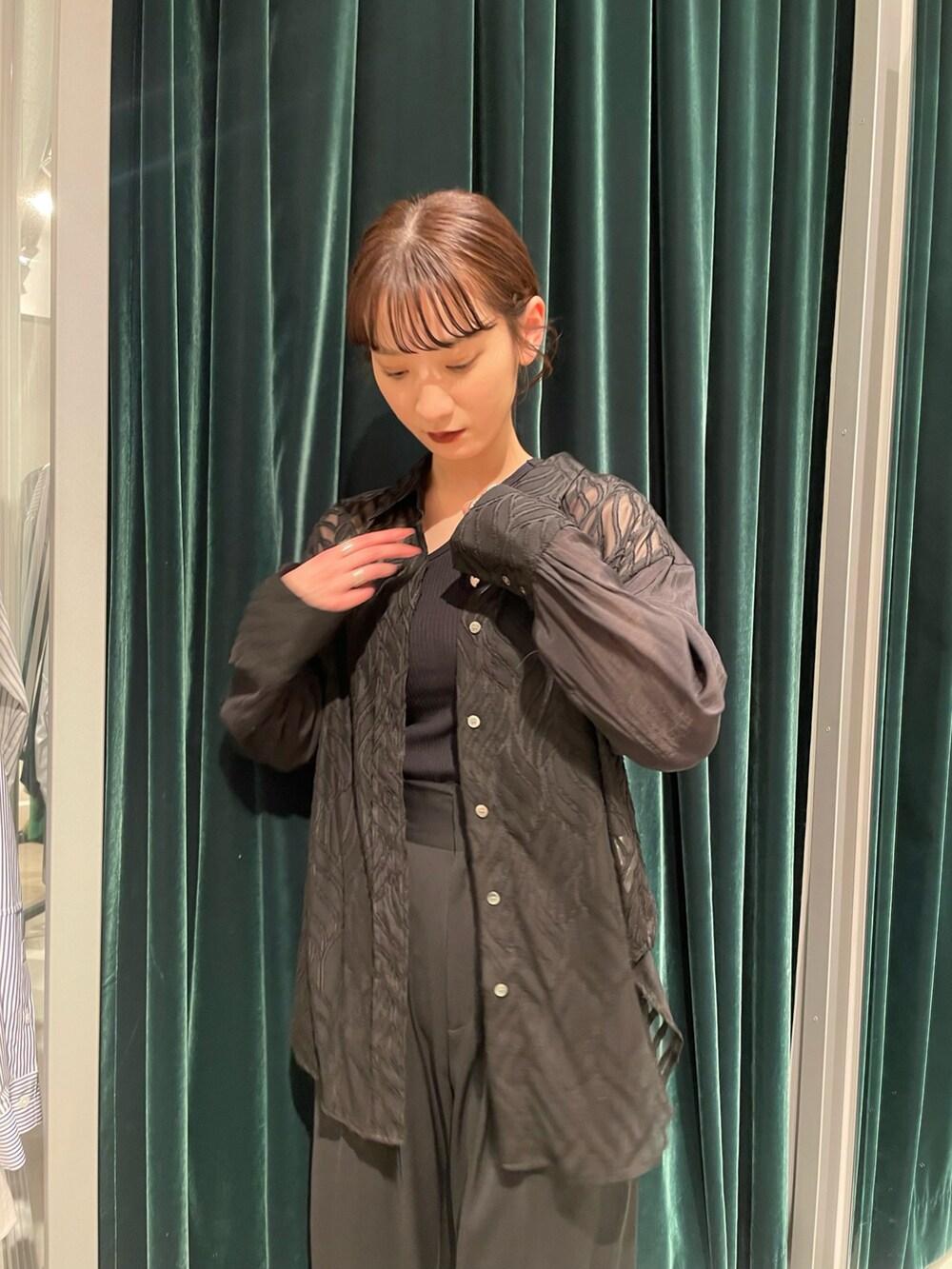 ブラック系のシャツ/ブラウス、ブラック系のその他パンツを着用したレディースの春コーディネートの4枚目の写真