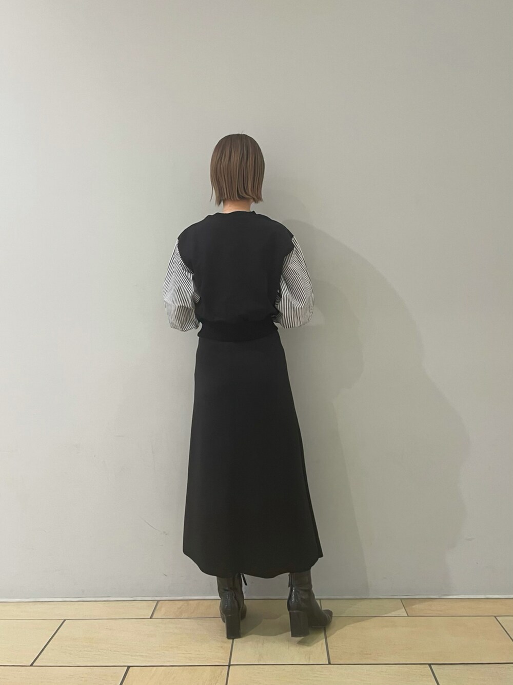 ブラック系のTシャツ/カットソー、ブラック系のスカートを着用したレディースの冬コーディネートの3枚目の写真