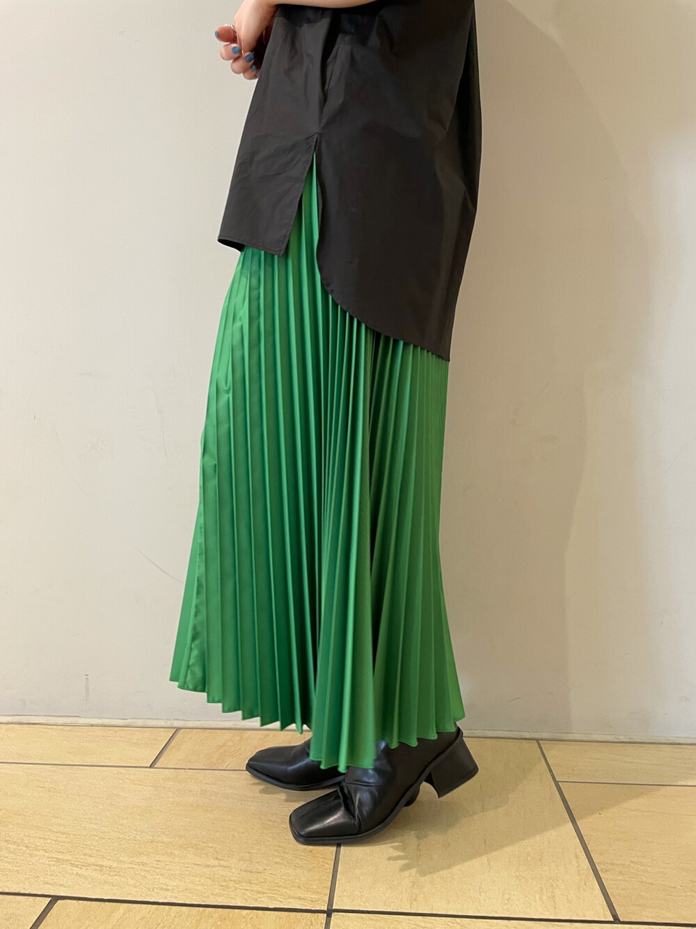 ブラック系のシャツ/ブラウス、グリーン系のスカート、ブラック系のブーツを着用したレディースの夏コーディネートの5枚目の写真