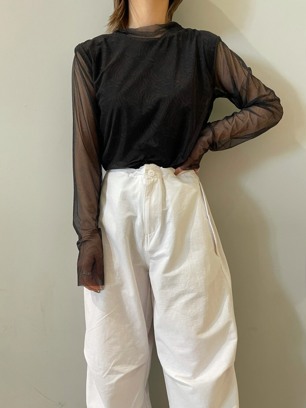 ホワイト系のパンツ、ブラウン系のTシャツ/カットソーを着用したレディースの夏コーディネートの4枚目の写真