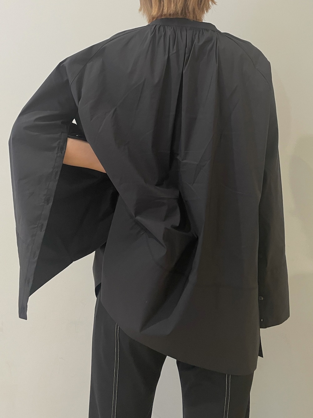 ホワイト系のシャツ/ブラウス、ブラック系のその他パンツ、ブラック系のパンプスを着用したレディースの春コーディネートの5枚目の写真