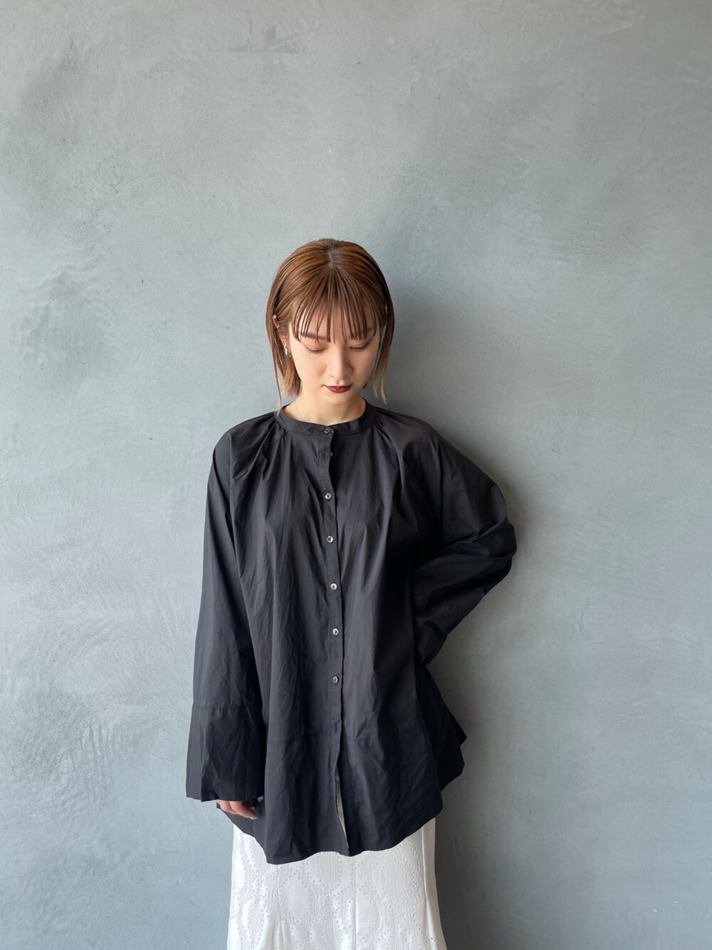 ホワイト系のシャツ/ブラウス、ホワイト系のスカートを着用したレディースの春コーディネートの2枚目の写真