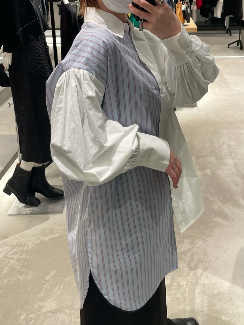 ブラック系のパンプス、ブラック系のスカート、ホワイト系のシャツ/ブラウスを着用したレディースの春コーディネートの2枚目の写真