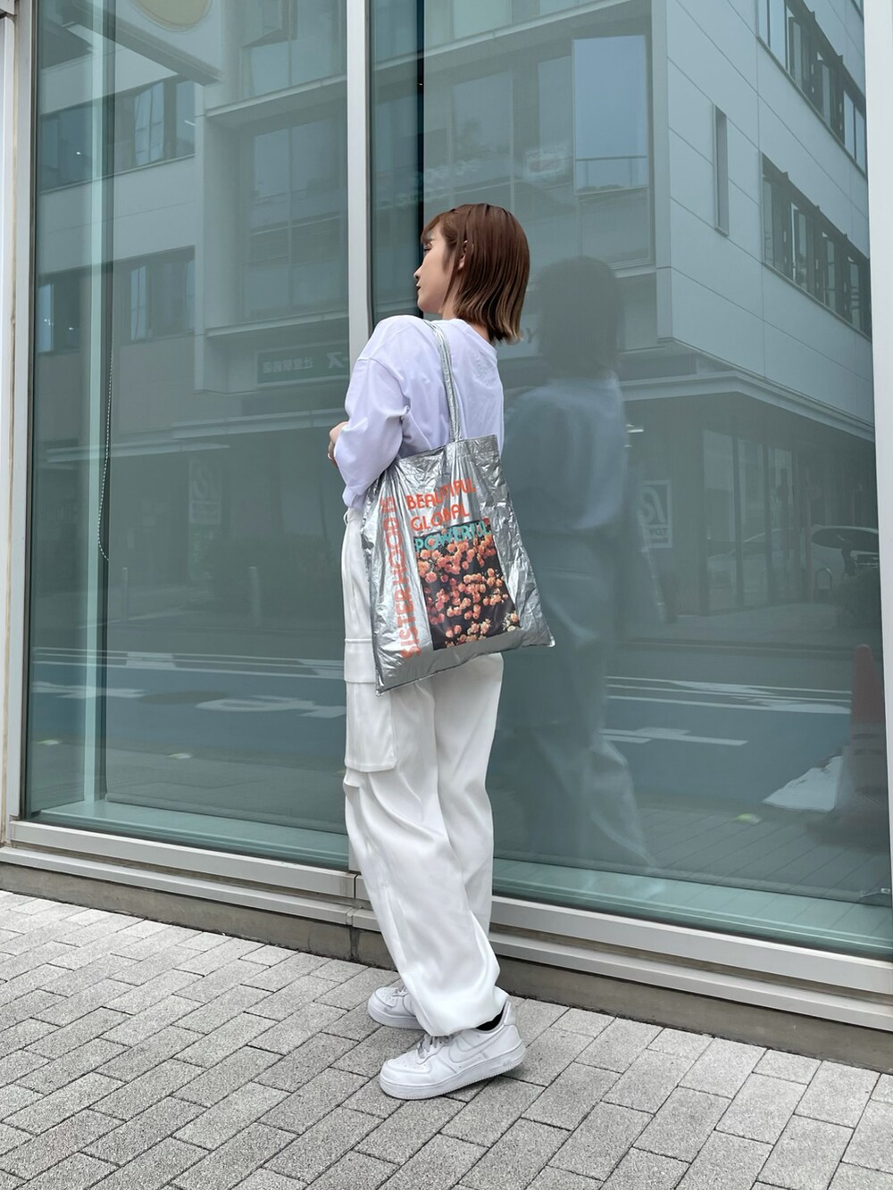ホワイト系のTシャツ/カットソー、ホワイト系のカーゴパンツを着用したレディースの春コーディネートの3枚目の写真