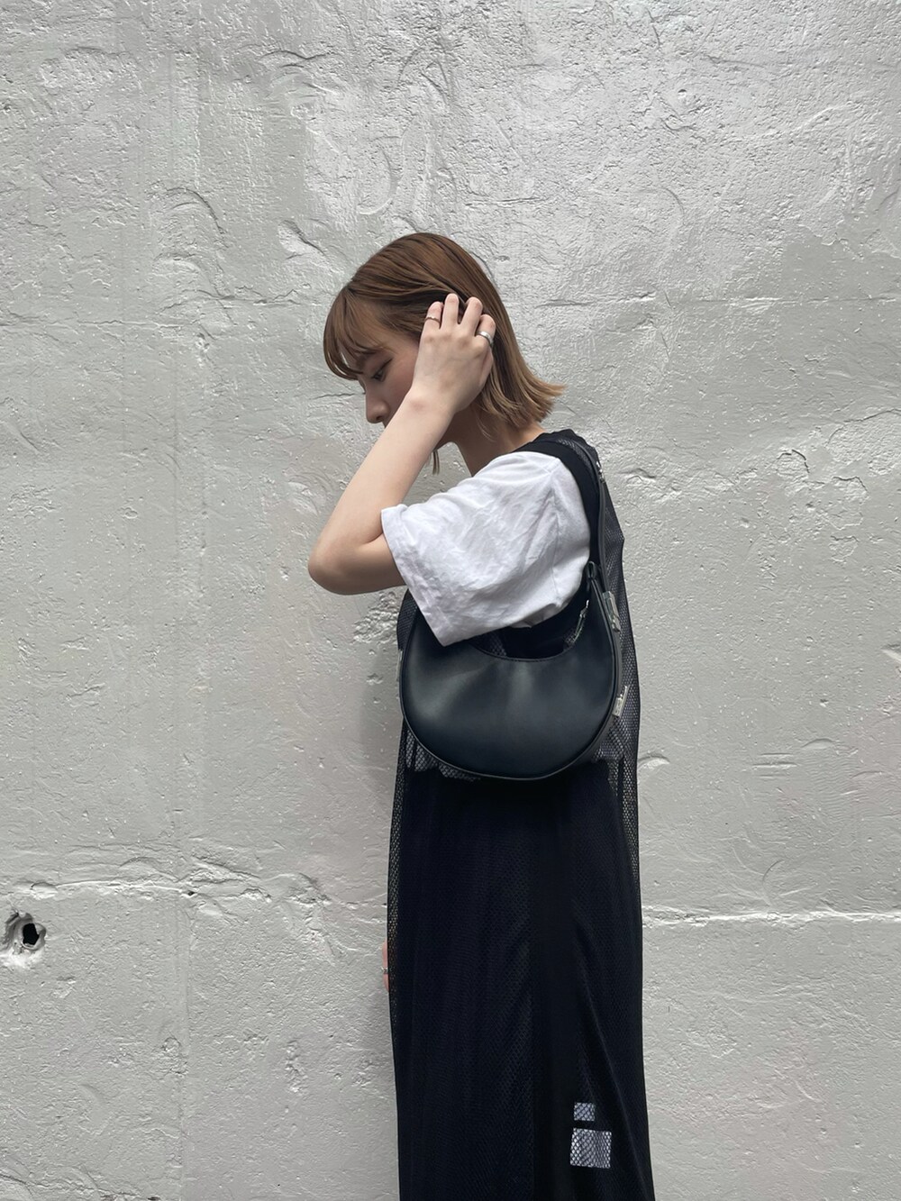 ブラック系のワンピース、ブラック系のスカートを着用したレディースの夏コーディネートの2枚目の写真