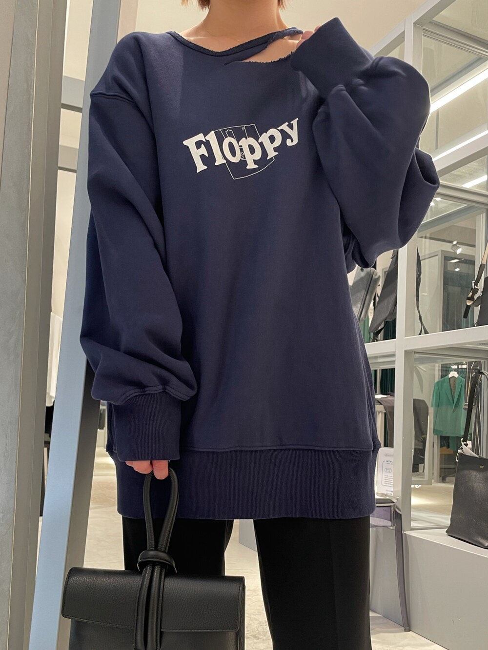 ブルー系のTシャツ/カットソー、ブラック系のスラックス、ブラック系のパンプスを着用したレディースの春コーディネートの5枚目の写真