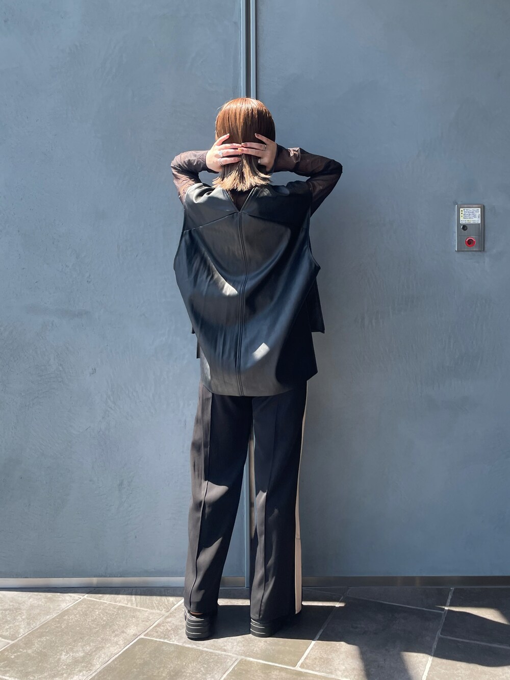 ブラック系のベスト、ブラウン系のTシャツ/カットソー、ブラック系のその他パンツを着用したレディースの夏コーディネートの4枚目の写真