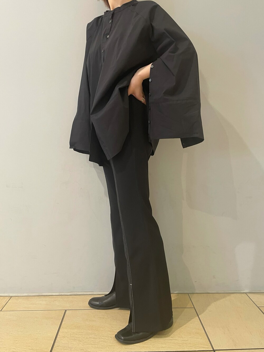 ホワイト系のシャツ/ブラウス、ブラック系のその他パンツ、ブラック系のパンプスを着用したレディースの春コーディネートの4枚目の写真