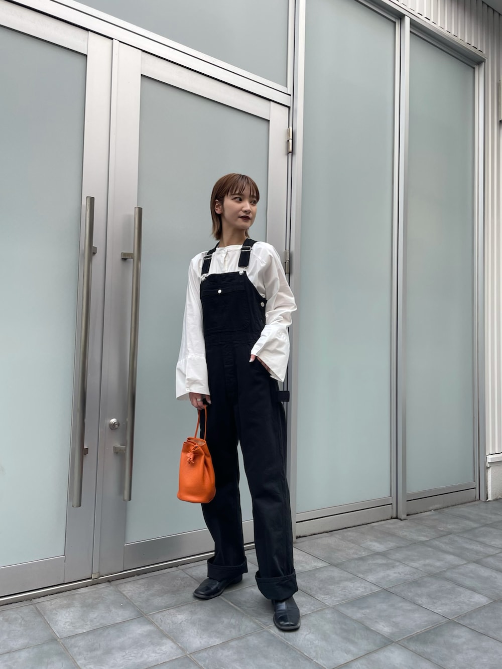 「休日スタイル、オトナ女子、春夏コーデ、春カラー、今日のコーデ、カジュアルコーデ、高身長女子、オレンジ、巾着バッグ」｜「SLOWの【SLOW×Lui's/スロウ×ルイス】 巾着バッグ（ショルダーバッグ、オレンジ系）」を使った、mkkkisさん（レディース・163cm）の春コーディネートの3枚目の写真