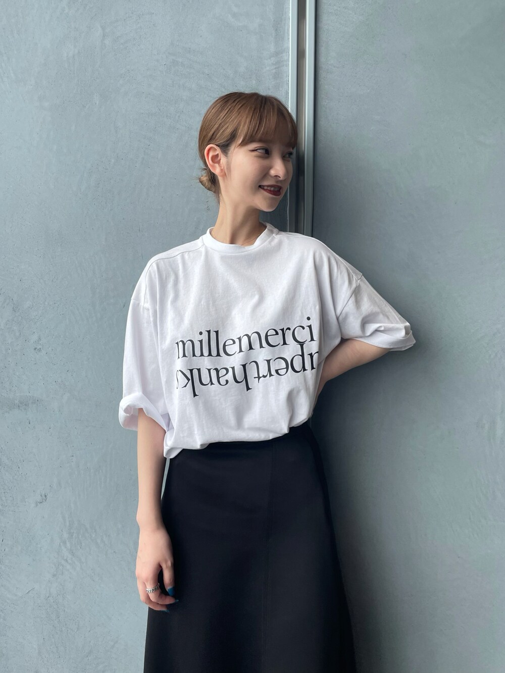 ホワイト系のTシャツ/カットソー、ブラック系のスカートを着用したレディースの夏コーディネートの2枚目の写真