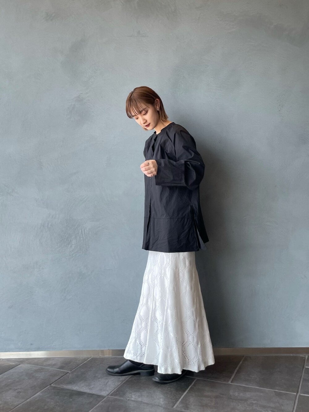 ホワイト系のシャツ/ブラウス、ホワイト系のスカートを着用したレディースの春コーディネートの3枚目の写真