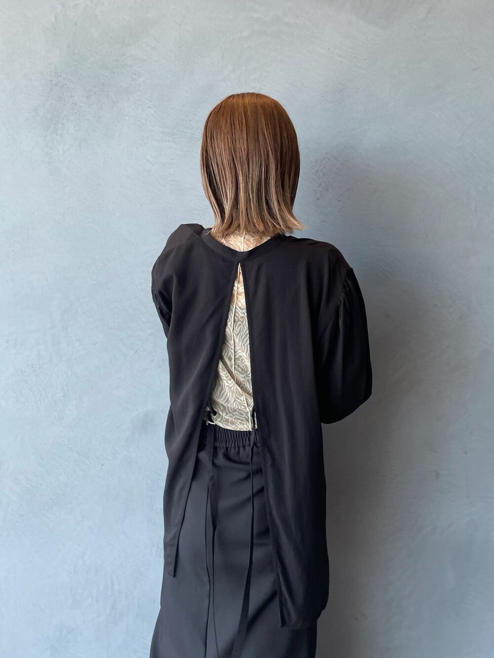 ブラック系のシャツ/ブラウス、ブラック系のスカート、ベージュ系のTシャツ/カットソーを着用したレディースの夏コーディネートの4枚目の写真