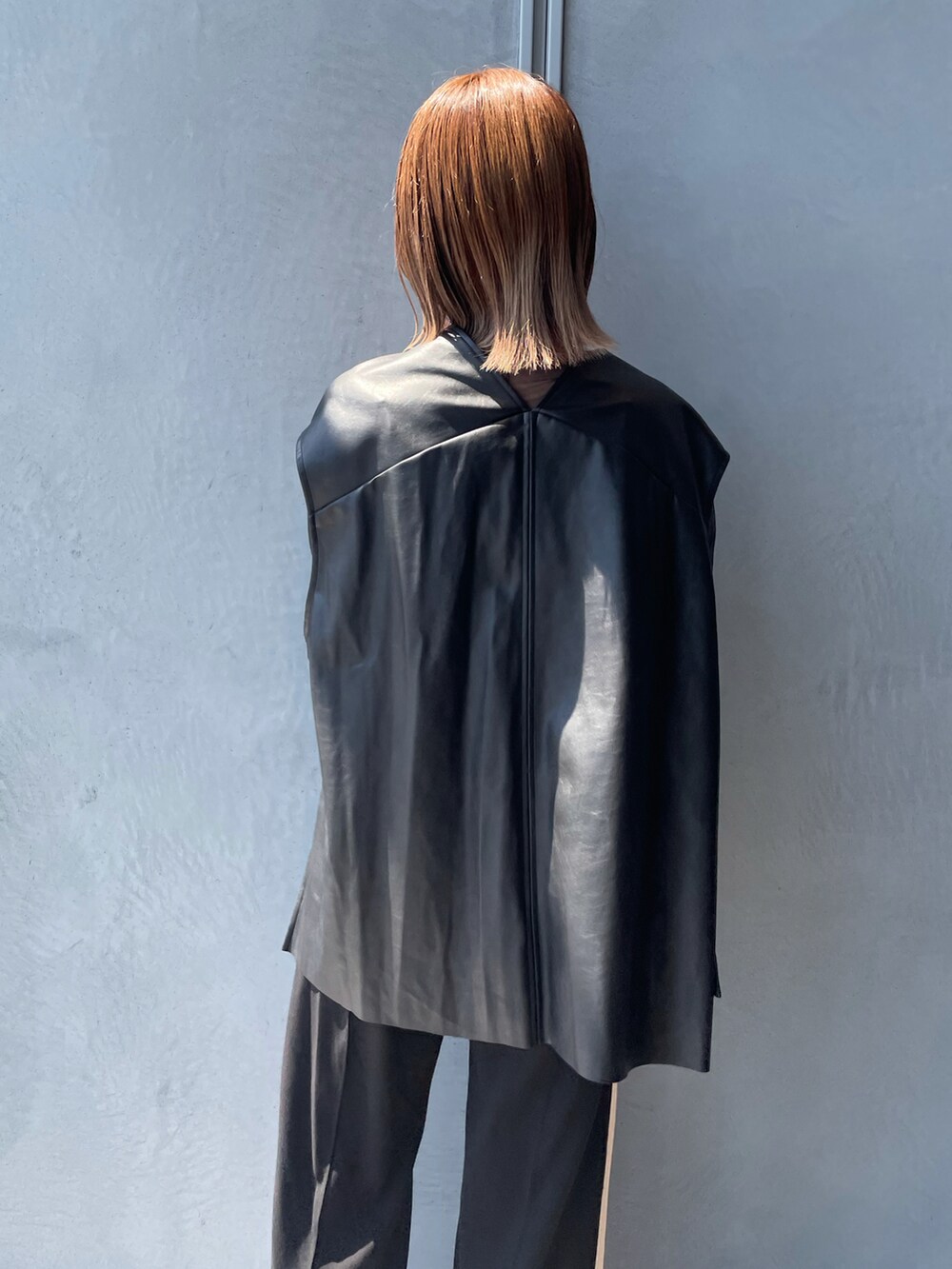 ブラック系のベスト、ブラウン系のTシャツ/カットソー、ブラック系のその他パンツを着用したレディースの夏コーディネートの3枚目の写真