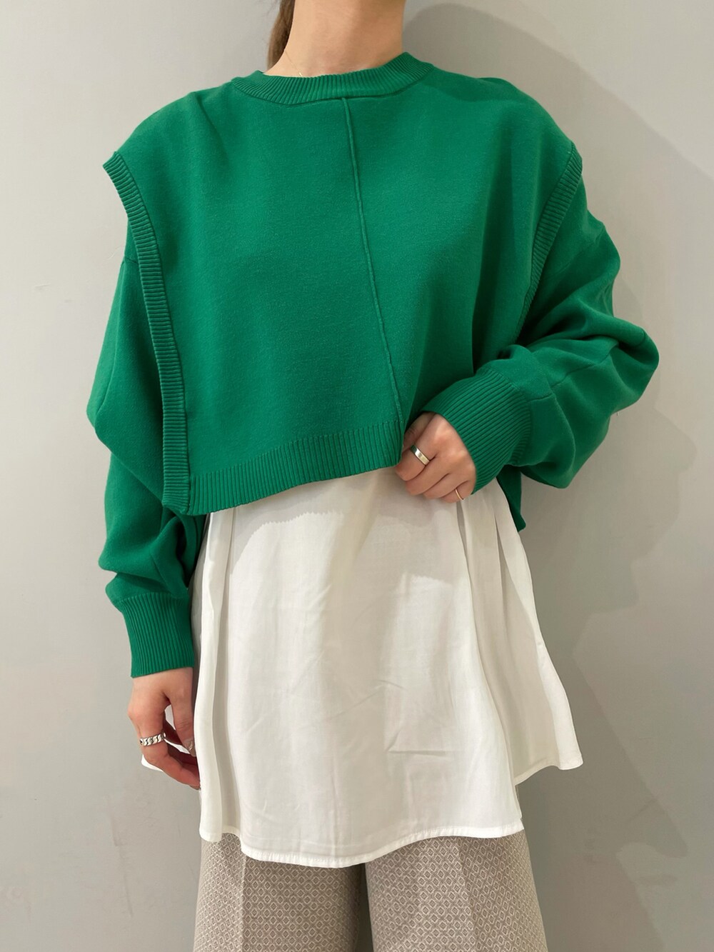 ブラック系のパンプス、グリーン系のTシャツ/カットソーを着用したレディースの春コーディネートの2枚目の写真