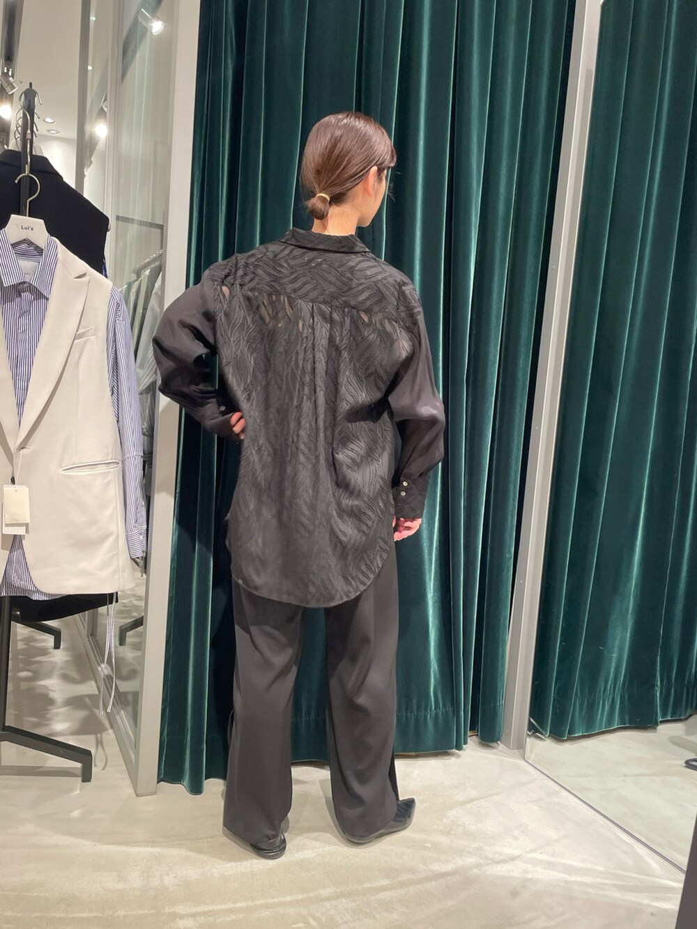 ブラック系のシャツ/ブラウス、ブラック系のその他パンツを着用したレディースの春コーディネートの2枚目の写真