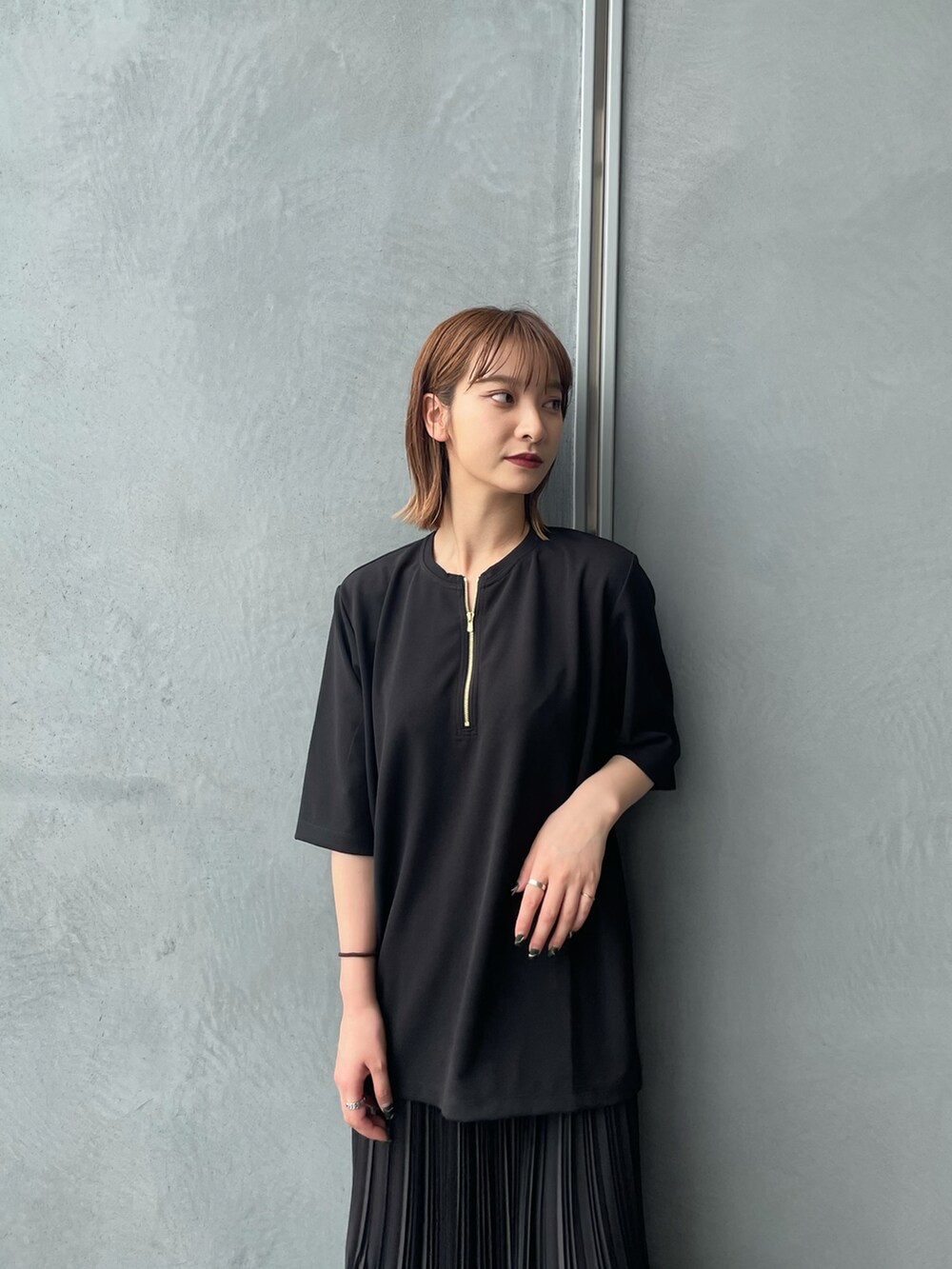 ブラック系のスカートを着用したレディースの夏コーディネートの3枚目の写真