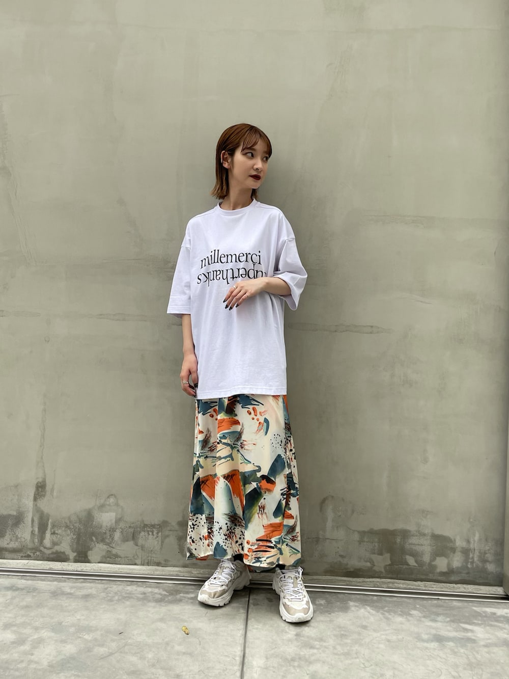 ブラック系のTシャツ/カットソー、オレンジ系のワンピースを着用したレディースの夏コーディネートの4枚目の写真