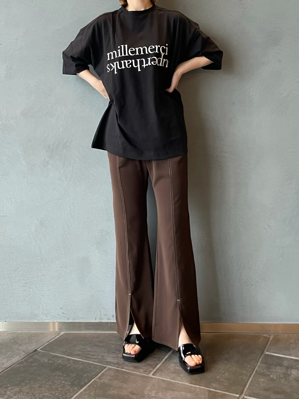 ブラック系のTシャツ/カットソーを着用したレディースの夏コーディネートの2枚目の写真